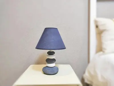 a blue lamp sitting on a table in a bedroom at S22\u65b0\u5bbf\u6700\u4e2d\u5fc3 \u6771\u65b0\u5bbf\u7ad95\u5206-Shinjuku center 5 mins to Station, Max 3P \u76f4\u8fbe\u76f4\u8fbe\u65b0\u5bbf \u6d89\u8c37 \u8868\u53c2\u9053 \u6c60\u888b \u4e0a\u91ce \u4ee3\u4ee3\u6728 \u94f6\u5ea7 \u539f\u5bbf in Tokyo