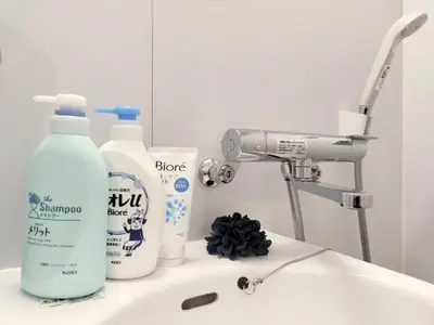 a sink with two bottles of detergent and a microscope at S22\u65b0\u5bbf\u6700\u4e2d\u5fc3 \u6771\u65b0\u5bbf\u7ad95\u5206-Shinjuku center 5 mins to Station, Max 3P \u76f4\u8fbe\u76f4\u8fbe\u65b0\u5bbf \u6d89\u8c37 \u8868\u53c2\u9053 \u6c60\u888b \u4e0a\u91ce \u4ee3\u4ee3\u6728 \u94f6\u5ea7 \u539f\u5bbf in Tokyo