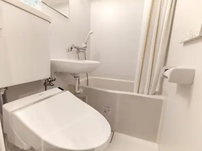 a white bathroom with a toilet and a sink at S22\u65b0\u5bbf\u6700\u4e2d\u5fc3 \u6771\u65b0\u5bbf\u7ad95\u5206-Shinjuku center 5 mins to Station, Max 3P \u76f4\u8fbe\u76f4\u8fbe\u65b0\u5bbf \u6d89\u8c37 \u8868\u53c2\u9053 \u6c60\u888b \u4e0a\u91ce \u4ee3\u4ee3\u6728 \u94f6\u5ea7 \u539f\u5bbf in Tokyo