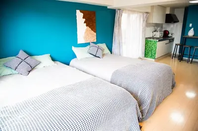 two beds in a room with blue walls at S19\u65b0\u5bbf\u6700\u4e2d\u5fc3 \u6771\u65b0\u5bbf\u7ad95\u5206-Shinjuku center 5 mins to Station, Max 6P \u76f4\u8fbe\u65b0\u5bbf \u6d89\u8c37 \u8868\u53c2\u9053 \u6c60\u888b \u4e0a\u91ce \u4ee3\u4ee3\u6728 \u94f6\u5ea7 \u539f\u5bbf in Tokyo