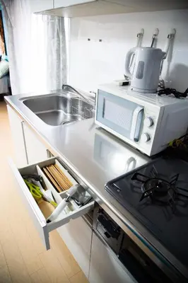 a kitchen counter with a sink and a microwave at S19\u65b0\u5bbf\u6700\u4e2d\u5fc3 \u6771\u65b0\u5bbf\u7ad95\u5206-Shinjuku center 5 mins to Station, Max 6P \u76f4\u8fbe\u65b0\u5bbf \u6d89\u8c37 \u8868\u53c2\u9053 \u6c60\u888b \u4e0a\u91ce \u4ee3\u4ee3\u6728 \u94f6\u5ea7 \u539f\u5bbf in Tokyo