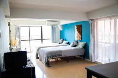 two beds in a room with blue walls at S19\u65b0\u5bbf\u6700\u4e2d\u5fc3 \u6771\u65b0\u5bbf\u7ad95\u5206-Shinjuku center 5 mins to Station, Max 6P \u76f4\u8fbe\u65b0\u5bbf \u6d89\u8c37 \u8868\u53c2\u9053 \u6c60\u888b \u4e0a\u91ce \u4ee3\u4ee3\u6728 \u94f6\u5ea7 \u539f\u5bbf in Tokyo