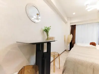 a bedroom with a table and a bed and a mirror at G53\u65b0\u5bbf\u6700\u4e2d\u5fc3 \u6771\u65b0\u5bbf\u7ad95\u5206-Shinjuku center 5 mins to Station, Max 4P \u76f4\u8fbe\u65b0\u5bbf \u6d89\u8c37 \u8868\u53c2\u9053 \u6c60\u888b \u4e0a\u91ce \u4ee3\u4ee3\u6728 \u94f6\u5ea7 \u539f\u5bbf in Tokyo