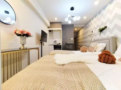 two beds in a hotel room with flowers on them at G23\u65b0\u5bbf\u6700\u4e2d\u5fc3 \u6771\u65b0\u5bbf\u7ad95\u5206-Shinjuku center 5 mins to Station, Max 3P \u65b0\u5bbf \u6d89\u8c37 \u8868\u53c2\u9053 \u6c60\u888b \u4e0a\u91ce \u4ee3\u4ee3\u6728 \u94f6\u5ea7 \u539f\u5bbf in Tokyo