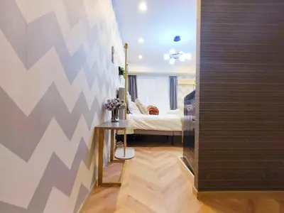 a bedroom with a bed and a table in a room at G23\u65b0\u5bbf\u6700\u4e2d\u5fc3 \u6771\u65b0\u5bbf\u7ad95\u5206-Shinjuku center 5 mins to Station, Max 3P \u65b0\u5bbf \u6d89\u8c37 \u8868\u53c2\u9053 \u6c60\u888b \u4e0a\u91ce \u4ee3\u4ee3\u6728 \u94f6\u5ea7 \u539f\u5bbf in Tokyo