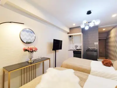 a hotel room with two beds and a mirror at G23\u65b0\u5bbf\u6700\u4e2d\u5fc3 \u6771\u65b0\u5bbf\u7ad95\u5206-Shinjuku center 5 mins to Station, Max 3P \u65b0\u5bbf \u6d89\u8c37 \u8868\u53c2\u9053 \u6c60\u888b \u4e0a\u91ce \u4ee3\u4ee3\u6728 \u94f6\u5ea7 \u539f\u5bbf in Tokyo