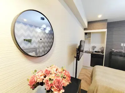 a room with a mirror and a table with flowers at G23\u65b0\u5bbf\u6700\u4e2d\u5fc3 \u6771\u65b0\u5bbf\u7ad95\u5206-Shinjuku center 5 mins to Station, Max 3P \u65b0\u5bbf \u6d89\u8c37 \u8868\u53c2\u9053 \u6c60\u888b \u4e0a\u91ce \u4ee3\u4ee3\u6728 \u94f6\u5ea7 \u539f\u5bbf in Tokyo