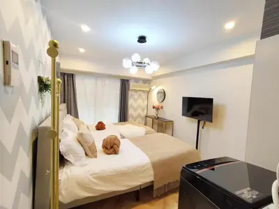 a hotel room with a bed and a flat screen tv at G23\u65b0\u5bbf\u6700\u4e2d\u5fc3 \u6771\u65b0\u5bbf\u7ad95\u5206-Shinjuku center 5 mins to Station, Max 3P \u65b0\u5bbf \u6d89\u8c37 \u8868\u53c2\u9053 \u6c60\u888b \u4e0a\u91ce \u4ee3\u4ee3\u6728 \u94f6\u5ea7 \u539f\u5bbf in Tokyo