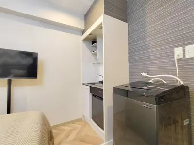 a kitchen with a sink in a room at G23\u65b0\u5bbf\u6700\u4e2d\u5fc3 \u6771\u65b0\u5bbf\u7ad95\u5206-Shinjuku center 5 mins to Station, Max 3P \u65b0\u5bbf \u6d89\u8c37 \u8868\u53c2\u9053 \u6c60\u888b \u4e0a\u91ce \u4ee3\u4ee3\u6728 \u94f6\u5ea7 \u539f\u5bbf in Tokyo