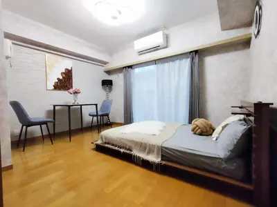a bedroom with a bed and a table and chairs at B25\u65b0\u5bbf\u6700\u4e2d\u5fc3 \u65b0\u5bbf\u7ad910\u5206-Shinjuku center 10 mins to Station, Max 4 \u76f4\u8fbe\u65b0\u5bbf \u6d89\u8c37 \u8868\u53c2\u9053 \u6c60\u888b \u4e0a\u91ce \u4ee3\u4ee3\u6728 \u94f6\u5ea7 \u539f\u5bbf in Tokyo