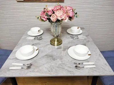 a table with white plates and a vase of flowers at B25\u65b0\u5bbf\u6700\u4e2d\u5fc3 \u65b0\u5bbf\u7ad910\u5206-Shinjuku center 10 mins to Station, Max 4 \u76f4\u8fbe\u65b0\u5bbf \u6d89\u8c37 \u8868\u53c2\u9053 \u6c60\u888b \u4e0a\u91ce \u4ee3\u4ee3\u6728 \u94f6\u5ea7 \u539f\u5bbf in Tokyo