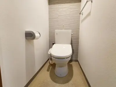a bathroom with a white toilet in a stall at B25\u65b0\u5bbf\u6700\u4e2d\u5fc3 \u65b0\u5bbf\u7ad910\u5206-Shinjuku center 10 mins to Station, Max 4 \u76f4\u8fbe\u65b0\u5bbf \u6d89\u8c37 \u8868\u53c2\u9053 \u6c60\u888b \u4e0a\u91ce \u4ee3\u4ee3\u6728 \u94f6\u5ea7 \u539f\u5bbf in Tokyo