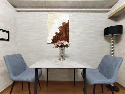 a dining room table with two chairs and a vase of flowers at B25\u65b0\u5bbf\u6700\u4e2d\u5fc3 \u65b0\u5bbf\u7ad910\u5206-Shinjuku center 10 mins to Station, Max 4 \u76f4\u8fbe\u65b0\u5bbf \u6d89\u8c37 \u8868\u53c2\u9053 \u6c60\u888b \u4e0a\u91ce \u4ee3\u4ee3\u6728 \u94f6\u5ea7 \u539f\u5bbf in Tokyo