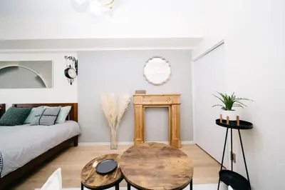a room with a bed and a wooden table at D91\u65b0\u5bbf\u6700\u4e2d\u5fc3 \u6771\u65b0\u5bbf\u7ad95\u5206-Shinjuku center 5 mins to Station, Max 4P \u76f4\u8fbe\u65b0\u5bbf \u6d89\u8c37 \u8868\u53c2\u9053 \u6c60\u888b \u4e0a\u91ce \u4ee3\u4ee3\u6728 \u94f6\u5ea7 \u539f\u5bbf in Tokyo