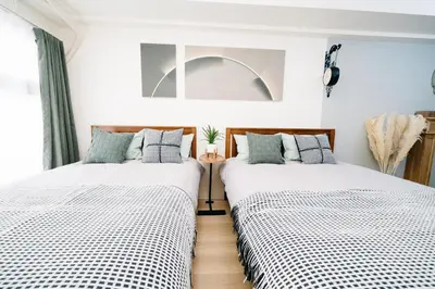 two beds sitting next to each other in a bedroom at D91\u65b0\u5bbf\u6700\u4e2d\u5fc3 \u6771\u65b0\u5bbf\u7ad95\u5206-Shinjuku center 5 mins to Station, Max 4P \u76f4\u8fbe\u65b0\u5bbf \u6d89\u8c37 \u8868\u53c2\u9053 \u6c60\u888b \u4e0a\u91ce \u4ee3\u4ee3\u6728 \u94f6\u5ea7 \u539f\u5bbf in Tokyo