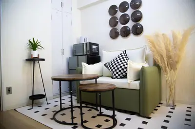a living room with a couch and a table at D91\u65b0\u5bbf\u6700\u4e2d\u5fc3 \u6771\u65b0\u5bbf\u7ad95\u5206-Shinjuku center 5 mins to Station, Max 4P \u76f4\u8fbe\u65b0\u5bbf \u6d89\u8c37 \u8868\u53c2\u9053 \u6c60\u888b \u4e0a\u91ce \u4ee3\u4ee3\u6728 \u94f6\u5ea7 \u539f\u5bbf in Tokyo