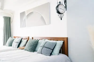 a bedroom with two beds and a clock on the wall at D91\u65b0\u5bbf\u6700\u4e2d\u5fc3 \u6771\u65b0\u5bbf\u7ad95\u5206-Shinjuku center 5 mins to Station, Max 4P \u76f4\u8fbe\u65b0\u5bbf \u6d89\u8c37 \u8868\u53c2\u9053 \u6c60\u888b \u4e0a\u91ce \u4ee3\u4ee3\u6728 \u94f6\u5ea7 \u539f\u5bbf in Tokyo