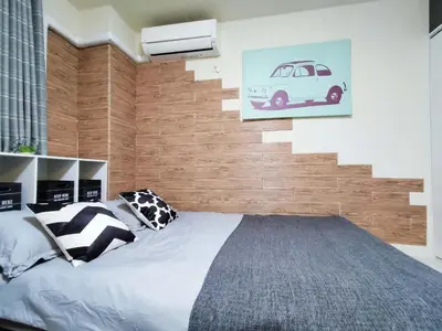 a bedroom with a bed with a wooden wall at 43\u65b0\u5bbf\u6700\u4e2d\u5fc3 \u65b0\u5bbf\u5fa1\u82d1\u524d\u7ad95\u5206-Shinjuku center 5 mins to Station, Max 3 \u76f4\u8fbe\u65b0\u5bbf \u6d89\u8c37 \u8868\u53c2\u9053 \u6c60\u888b \u4e0a\u91ce \u4ee3\u4ee3\u6728 \u94f6\u5ea7 \u539f\u5bbf in Tokyo
