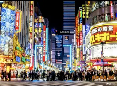 a crowd of people crossing a busy city street at night at 43\u65b0\u5bbf\u6700\u4e2d\u5fc3 \u65b0\u5bbf\u5fa1\u82d1\u524d\u7ad95\u5206-Shinjuku center 5 mins to Station, Max 3 \u76f4\u8fbe\u65b0\u5bbf \u6d89\u8c37 \u8868\u53c2\u9053 \u6c60\u888b \u4e0a\u91ce \u4ee3\u4ee3\u6728 \u94f6\u5ea7 \u539f\u5bbf in Tokyo