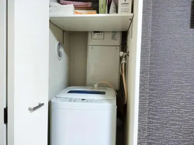 a washer and dryer in a small room at 43\u65b0\u5bbf\u6700\u4e2d\u5fc3 \u65b0\u5bbf\u5fa1\u82d1\u524d\u7ad95\u5206-Shinjuku center 5 mins to Station, Max 3 \u76f4\u8fbe\u65b0\u5bbf \u6d89\u8c37 \u8868\u53c2\u9053 \u6c60\u888b \u4e0a\u91ce \u4ee3\u4ee3\u6728 \u94f6\u5ea7 \u539f\u5bbf in Tokyo