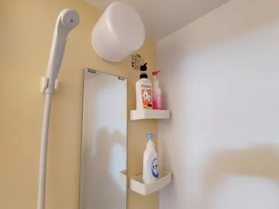 a bathroom with a mirror and a blow dryer at 43\u65b0\u5bbf\u6700\u4e2d\u5fc3 \u65b0\u5bbf\u5fa1\u82d1\u524d\u7ad95\u5206-Shinjuku center 5 mins to Station, Max 3 \u76f4\u8fbe\u65b0\u5bbf \u6d89\u8c37 \u8868\u53c2\u9053 \u6c60\u888b \u4e0a\u91ce \u4ee3\u4ee3\u6728 \u94f6\u5ea7 \u539f\u5bbf in Tokyo