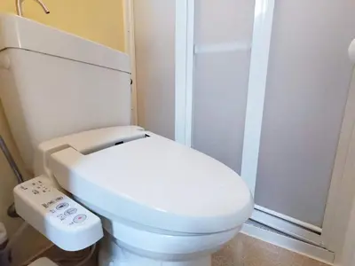 a bathroom with a white toilet and a shower at 43\u65b0\u5bbf\u6700\u4e2d\u5fc3 \u65b0\u5bbf\u5fa1\u82d1\u524d\u7ad95\u5206-Shinjuku center 5 mins to Station, Max 3 \u76f4\u8fbe\u65b0\u5bbf \u6d89\u8c37 \u8868\u53c2\u9053 \u6c60\u888b \u4e0a\u91ce \u4ee3\u4ee3\u6728 \u94f6\u5ea7 \u539f\u5bbf in Tokyo