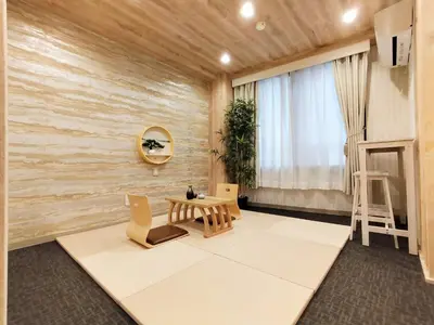 a room with a table and chairs and a window at 62\u65b0\u5bbf\u6700\u4e2d\u5fc3 \u65b0\u5bbf\u5fa1\u82d1\u524d\u7ad95\u5206-Shinjuku center 5 mins to Station, Max 5P \u65b0\u5bbf \u6d89\u8c37 \u8868\u53c2\u9053 \u6c60\u888b \u4e0a\u91ce \u4ee3\u4ee3\u6728 \u94f6\u5ea7 \u539f\u5bbf in Tokyo