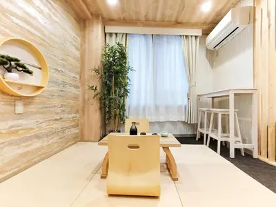 a room with a table and chairs and a window at 62\u65b0\u5bbf\u6700\u4e2d\u5fc3 \u65b0\u5bbf\u5fa1\u82d1\u524d\u7ad95\u5206-Shinjuku center 5 mins to Station, Max 5P \u65b0\u5bbf \u6d89\u8c37 \u8868\u53c2\u9053 \u6c60\u888b \u4e0a\u91ce \u4ee3\u4ee3\u6728 \u94f6\u5ea7 \u539f\u5bbf in Tokyo
