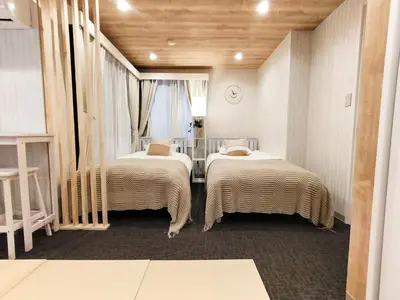 a room with two beds and a table in it at 62\u65b0\u5bbf\u6700\u4e2d\u5fc3 \u65b0\u5bbf\u5fa1\u82d1\u524d\u7ad95\u5206-Shinjuku center 5 mins to Station, Max 5P \u65b0\u5bbf \u6d89\u8c37 \u8868\u53c2\u9053 \u6c60\u888b \u4e0a\u91ce \u4ee3\u4ee3\u6728 \u94f6\u5ea7 \u539f\u5bbf in Tokyo