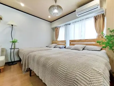 two beds in a bedroom with a window at S41\u6d89\u8c37\u6700\u4e2d\u5fc3 \u6d89\u8c37\u7ad97\u5206-Shibuya center 7 mins to Station, Max 5P \u76f4\u8fbe\u65b0\u5bbf \u6d89\u8c37 \u8868\u53c2\u9053 \u6c60\u888b \u4e0a\u91ce \u4ee3\u4ee3\u6728 \u94f6\u5ea7 \u539f\u5bbf in Tokyo