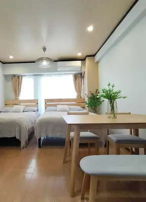 a bedroom with two beds and a table and a dining room at S41\u6d89\u8c37\u6700\u4e2d\u5fc3 \u6d89\u8c37\u7ad97\u5206-Shibuya center 7 mins to Station, Max 5P \u76f4\u8fbe\u65b0\u5bbf \u6d89\u8c37 \u8868\u53c2\u9053 \u6c60\u888b \u4e0a\u91ce \u4ee3\u4ee3\u6728 \u94f6\u5ea7 \u539f\u5bbf in Tokyo