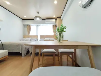 a dining room with a table and a bed at S41\u6d89\u8c37\u6700\u4e2d\u5fc3 \u6d89\u8c37\u7ad97\u5206-Shibuya center 7 mins to Station, Max 5P \u76f4\u8fbe\u65b0\u5bbf \u6d89\u8c37 \u8868\u53c2\u9053 \u6c60\u888b \u4e0a\u91ce \u4ee3\u4ee3\u6728 \u94f6\u5ea7 \u539f\u5bbf in Tokyo