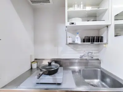 a kitchen with a sink and a frying pan on a stove at S41\u6d89\u8c37\u6700\u4e2d\u5fc3 \u6d89\u8c37\u7ad97\u5206-Shibuya center 7 mins to Station, Max 5P \u76f4\u8fbe\u65b0\u5bbf \u6d89\u8c37 \u8868\u53c2\u9053 \u6c60\u888b \u4e0a\u91ce \u4ee3\u4ee3\u6728 \u94f6\u5ea7 \u539f\u5bbf in Tokyo