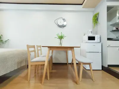 a kitchen with a table and two chairs and a microwave at S41\u6d89\u8c37\u6700\u4e2d\u5fc3 \u6d89\u8c37\u7ad97\u5206-Shibuya center 7 mins to Station, Max 5P \u76f4\u8fbe\u65b0\u5bbf \u6d89\u8c37 \u8868\u53c2\u9053 \u6c60\u888b \u4e0a\u91ce \u4ee3\u4ee3\u6728 \u94f6\u5ea7 \u539f\u5bbf in Tokyo