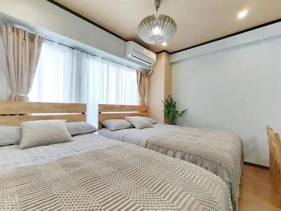 two beds in a bedroom with a window at S41\u6d89\u8c37\u6700\u4e2d\u5fc3 \u6d89\u8c37\u7ad97\u5206-Shibuya center 7 mins to Station, Max 5P \u76f4\u8fbe\u65b0\u5bbf \u6d89\u8c37 \u8868\u53c2\u9053 \u6c60\u888b \u4e0a\u91ce \u4ee3\u4ee3\u6728 \u94f6\u5ea7 \u539f\u5bbf in Tokyo