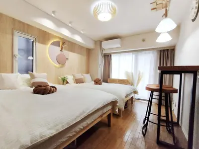 a hotel room with two beds and a window at S31 Shibuya center 5 mins to Station, Max 4P\u6d89\u8c37\u6700\u4e2d\u5fc3 \u6d89\u8c37\u7ad95\u5206-S \u76f4\u8fbe\u8868\u53c2\u9053 \u6c60\u888b \u4e0a\u91ce \u4ee3\u4ee3\u6728 \u94f6\u5ea7 \u539f\u5bbf in Tokyo