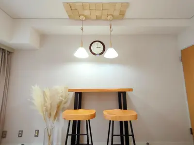 a bar with two stools and a clock on the wall at S31 Shibuya center 5 mins to Station, Max 4P\u6d89\u8c37\u6700\u4e2d\u5fc3 \u6d89\u8c37\u7ad95\u5206-S \u76f4\u8fbe\u8868\u53c2\u9053 \u6c60\u888b \u4e0a\u91ce \u4ee3\u4ee3\u6728 \u94f6\u5ea7 \u539f\u5bbf in Tokyo
