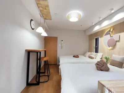 a hotel room with two beds and a table at S31 Shibuya center 5 mins to Station, Max 4P\u6d89\u8c37\u6700\u4e2d\u5fc3 \u6d89\u8c37\u7ad95\u5206-S \u76f4\u8fbe\u8868\u53c2\u9053 \u6c60\u888b \u4e0a\u91ce \u4ee3\u4ee3\u6728 \u94f6\u5ea7 \u539f\u5bbf in Tokyo