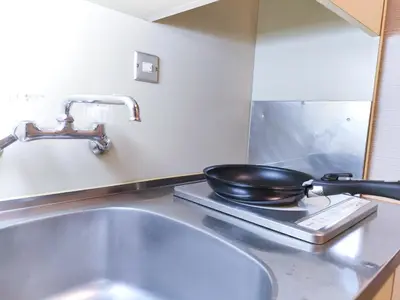 a kitchen sink with a frying pan on a stove at S31 Shibuya center 5 mins to Station, Max 4P\u6d89\u8c37\u6700\u4e2d\u5fc3 \u6d89\u8c37\u7ad95\u5206-S \u76f4\u8fbe\u8868\u53c2\u9053 \u6c60\u888b \u4e0a\u91ce \u4ee3\u4ee3\u6728 \u94f6\u5ea7 \u539f\u5bbf in Tokyo