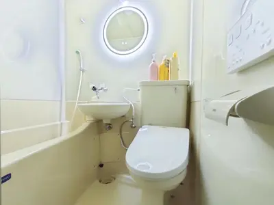 a bathroom with a toilet and a sink at S31 Shibuya center 5 mins to Station, Max 4P\u6d89\u8c37\u6700\u4e2d\u5fc3 \u6d89\u8c37\u7ad95\u5206-S \u76f4\u8fbe\u8868\u53c2\u9053 \u6c60\u888b \u4e0a\u91ce \u4ee3\u4ee3\u6728 \u94f6\u5ea7 \u539f\u5bbf in Tokyo