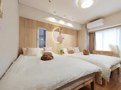 two beds in a hotel room with white sheets at S31 Shibuya center 5 mins to Station, Max 4P\u6d89\u8c37\u6700\u4e2d\u5fc3 \u6d89\u8c37\u7ad95\u5206-S \u76f4\u8fbe\u8868\u53c2\u9053 \u6c60\u888b \u4e0a\u91ce \u4ee3\u4ee3\u6728 \u94f6\u5ea7 \u539f\u5bbf in Tokyo