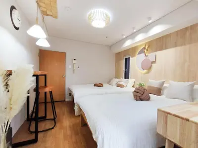 two beds in a hotel room with white sheets at S31 Shibuya center 5 mins to Station, Max 4P\u6d89\u8c37\u6700\u4e2d\u5fc3 \u6d89\u8c37\u7ad95\u5206-S \u76f4\u8fbe\u8868\u53c2\u9053 \u6c60\u888b \u4e0a\u91ce \u4ee3\u4ee3\u6728 \u94f6\u5ea7 \u539f\u5bbf in Tokyo