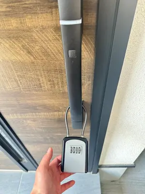 a person is holding a clock on a door at \u30b9\u30ab\u30a4\u30c4\u30ea\u30fc\u307e\u3067\u5f92\u6b65\u7d0410\u5206\u3001\u6e05\u6f54\u3001\u5feb\u9069\u3001\u4fbf\u5229\u3001\u9759\u304b\u3001\u8a2d\u5099\u5b8c\u5099\uff01 in Tokyo