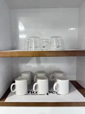 a bunch of cups and glasses on a shelf at \u30b9\u30ab\u30a4\u30c4\u30ea\u30fc\u307e\u3067\u5f92\u6b65\u7d0410\u5206\u3001\u6e05\u6f54\u3001\u5feb\u9069\u3001\u4fbf\u5229\u3001\u9759\u304b\u3001\u8a2d\u5099\u5b8c\u5099\uff01 in Tokyo