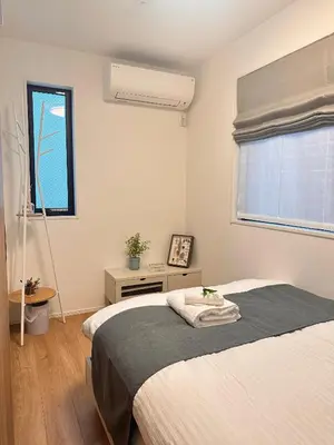 a bedroom with a bed and a window at \u30b9\u30ab\u30a4\u30c4\u30ea\u30fc\u307e\u3067\u5f92\u6b65\u7d0410\u5206\u3001\u6e05\u6f54\u3001\u5feb\u9069\u3001\u4fbf\u5229\u3001\u9759\u304b\u3001\u8a2d\u5099\u5b8c\u5099\uff01 in Tokyo