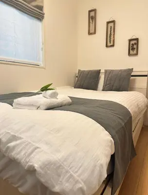 two beds sitting next to each other in a bedroom at \u30b9\u30ab\u30a4\u30c4\u30ea\u30fc\u307e\u3067\u5f92\u6b65\u7d0410\u5206\u3001\u6e05\u6f54\u3001\u5feb\u9069\u3001\u4fbf\u5229\u3001\u9759\u304b\u3001\u8a2d\u5099\u5b8c\u5099\uff01 in Tokyo