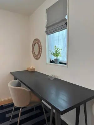 a black table with two chairs and a window at \u30b9\u30ab\u30a4\u30c4\u30ea\u30fc\u307e\u3067\u5f92\u6b65\u7d0410\u5206\u3001\u6e05\u6f54\u3001\u5feb\u9069\u3001\u4fbf\u5229\u3001\u9759\u304b\u3001\u8a2d\u5099\u5b8c\u5099\uff01 in Tokyo