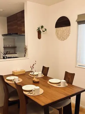 a wooden table with chairs and a dining room at \u30b9\u30ab\u30a4\u30c4\u30ea\u30fc\u307e\u3067\u5f92\u6b65\u7d0410\u5206\u3001\u6e05\u6f54\u3001\u5feb\u9069\u3001\u4fbf\u5229\u3001\u9759\u304b\u3001\u8a2d\u5099\u5b8c\u5099\uff01 in Tokyo