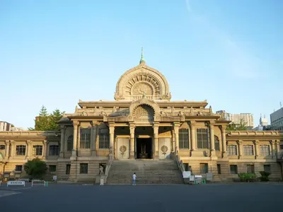 a large building with stairs in front of it at Craft302 \u6d45\u8349 \u30b9\u30ab\u30a4\u30c4\u30ea\u30fc\u8fd1\u304f \u8cb8\u5207\u6700\u59275\u4eba \u6771\u4eac\u89b3\u5149\u306b\u6700\u9069 \u7121\u6599WiFi in Tokyo