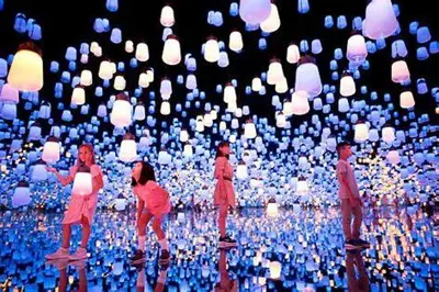 a group of people standing in a room with lights at Craft302 \u6d45\u8349 \u30b9\u30ab\u30a4\u30c4\u30ea\u30fc\u8fd1\u304f \u8cb8\u5207\u6700\u59275\u4eba \u6771\u4eac\u89b3\u5149\u306b\u6700\u9069 \u7121\u6599WiFi in Tokyo